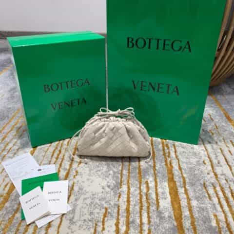Bottega Veneta葆蝶家 The Mini Pouch编织款云朵包 585852白色