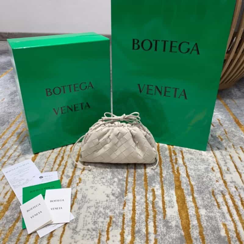 Bottega Veneta葆蝶家 The Mini Pouch编织款云朵包 585852白色