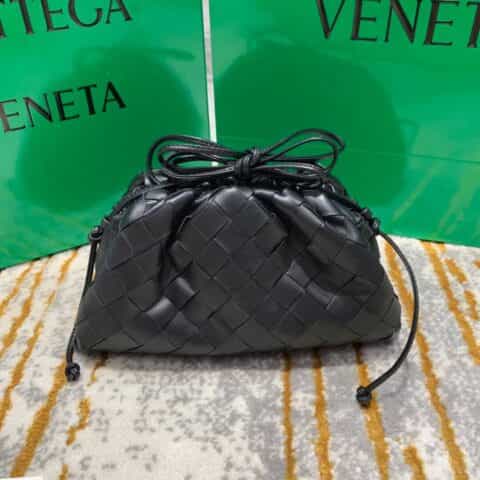 Bottega Veneta葆蝶家 The Mini Pouch编织款云朵包 585852黑色