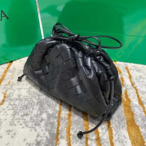 Bottega Veneta葆蝶家 The Mini Pouch编织款云朵包 585852黑色