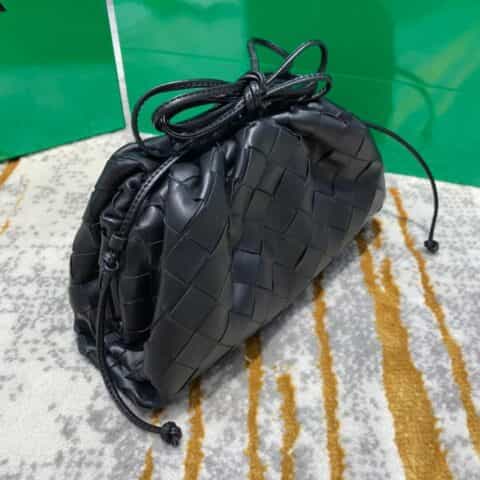 Bottega Veneta葆蝶家 The Mini Pouch编织款云朵包 585852黑色