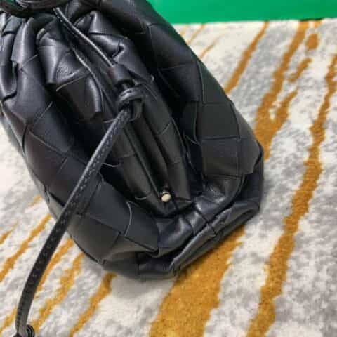 Bottega Veneta葆蝶家 The Mini Pouch编织款云朵包 585852黑色