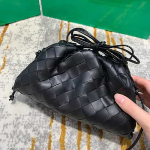 Bottega Veneta葆蝶家 The Mini Pouch编织款云朵包 585852黑色