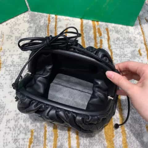 Bottega Veneta葆蝶家 The Mini Pouch编织款云朵包 585852黑色