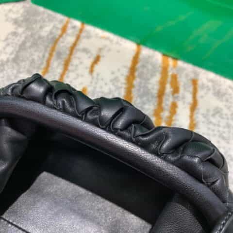 Bottega Veneta葆蝶家 The Mini Pouch编织款云朵包 585852黑色