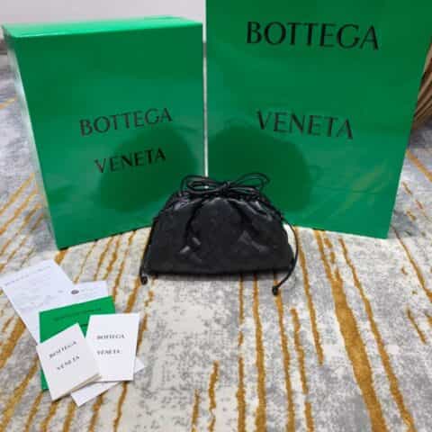 Bottega Veneta葆蝶家 The Mini Pouch编织款云朵包 585852黑色