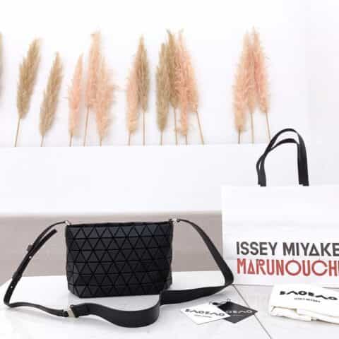 Issey Miyake三宅一生牛皮宽肩带流浪包AG314