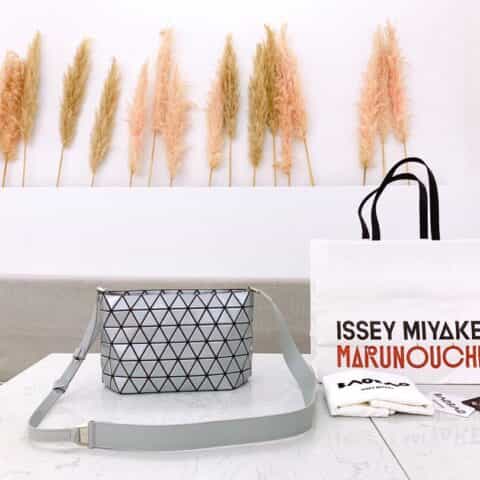 Issey Miyake三宅一生牛皮宽肩带流浪包AG314