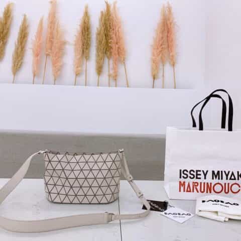 Issey Miyake三宅一生牛皮宽肩带流浪包AG314