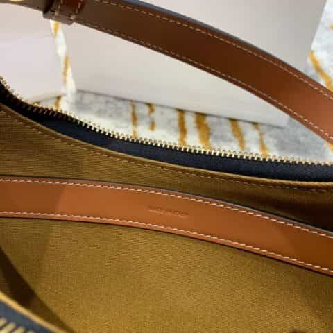 Celine思琳 Ava Bag in Triomphe Canvas 腋下包 193952