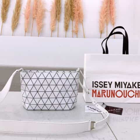 Issey Miyake三宅一生牛皮宽肩带流浪包AG314