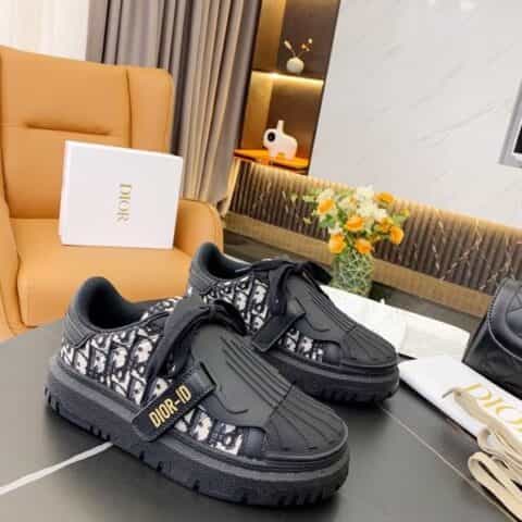 DIOR迪奥  ????早春贝壳头休闲小白鞋