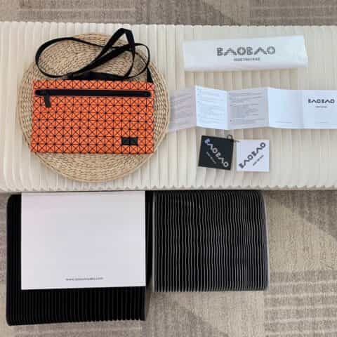 ISSEYMIYAKE 三宅一生新款KURO 斜挎包