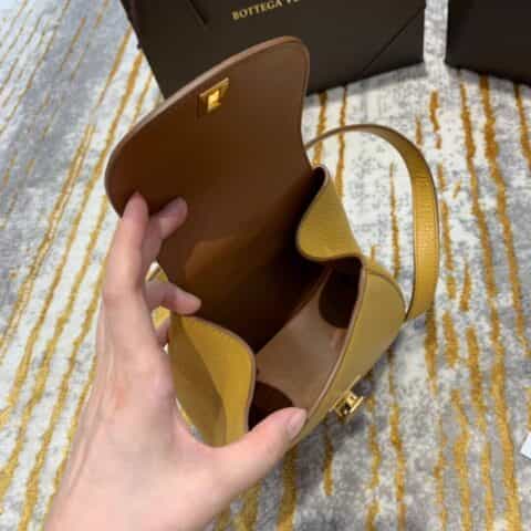 Bottega Veneta葆蝶家 Belt Bag 小猪包 576643奶油糖果黄