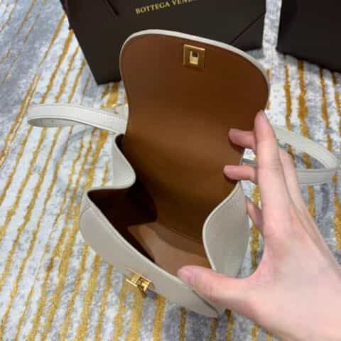 Bottega Veneta葆蝶家 Belt Bag 小猪包 576643白色