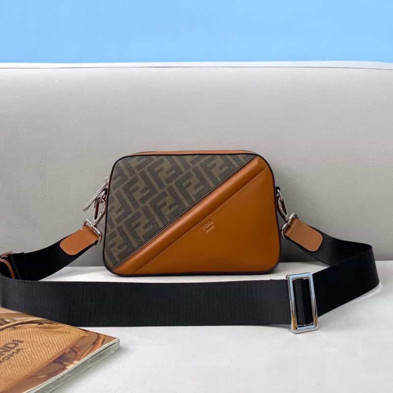 FENDI芬迪经典老花配牛皮相机包0133A