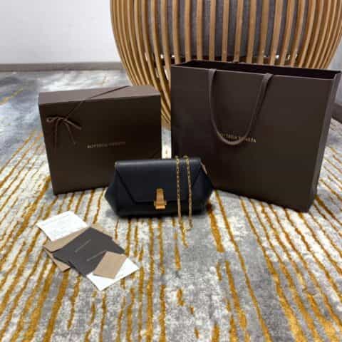 Bottega Veneta葆蝶家 Mini Angle Bag小猪包 608798黑色