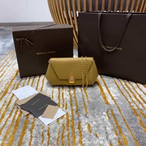 Bottega Veneta葆蝶家 Mini Angle Bag小猪包 608798芥末色