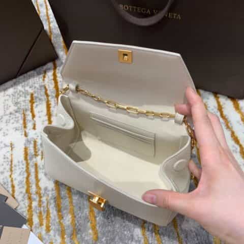 Bottega Veneta葆蝶家 Mini Angle Bag小猪包 608798白色