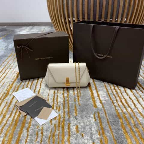 Bottega Veneta葆蝶家 Mini Angle Bag小猪包 608798白色