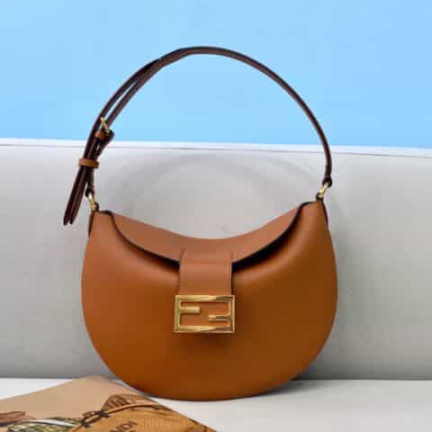 FENDI芬迪标志性??实用性翻盖牛角超薄款腋下包8373