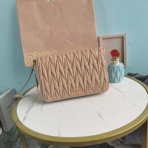 MIUMIU缪缪经典皱褶凸纹压花顶级进口Matelasse小羊皮斜挎包5BA064