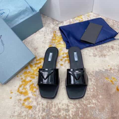PRADA普拉达    21ss春夏最新款原版开模三角包皮logo扣凉鞋拖鞋