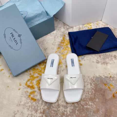 PRADA普拉达    21ss春夏最新款原版开模三角包皮logo扣凉鞋拖鞋
