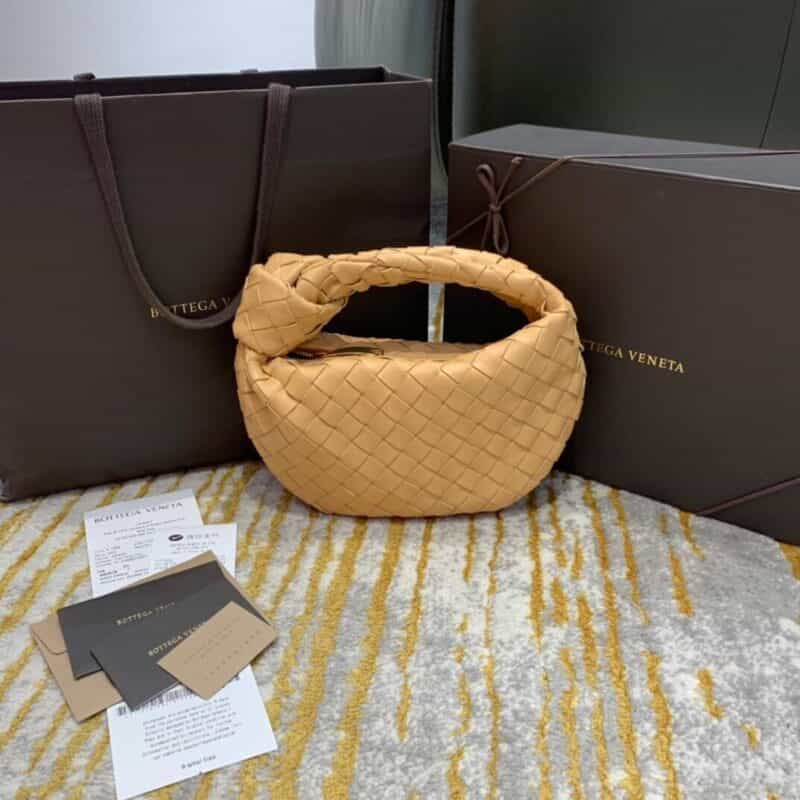 Bottega Veneta葆蝶家 Mini Jodie Bag 609409杏色