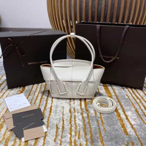 Bottega Veneta葆蝶家 Mini Arco 29 Bag 600606荔枝纹白色
