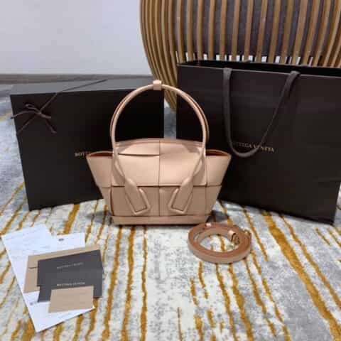 Bottega Veneta葆蝶家 Mini Arco 29 Bag 600606平纹杏仁色