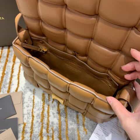 Bottega Veneta葆蝶家 Padded Cassette Bag 591970焦糖色