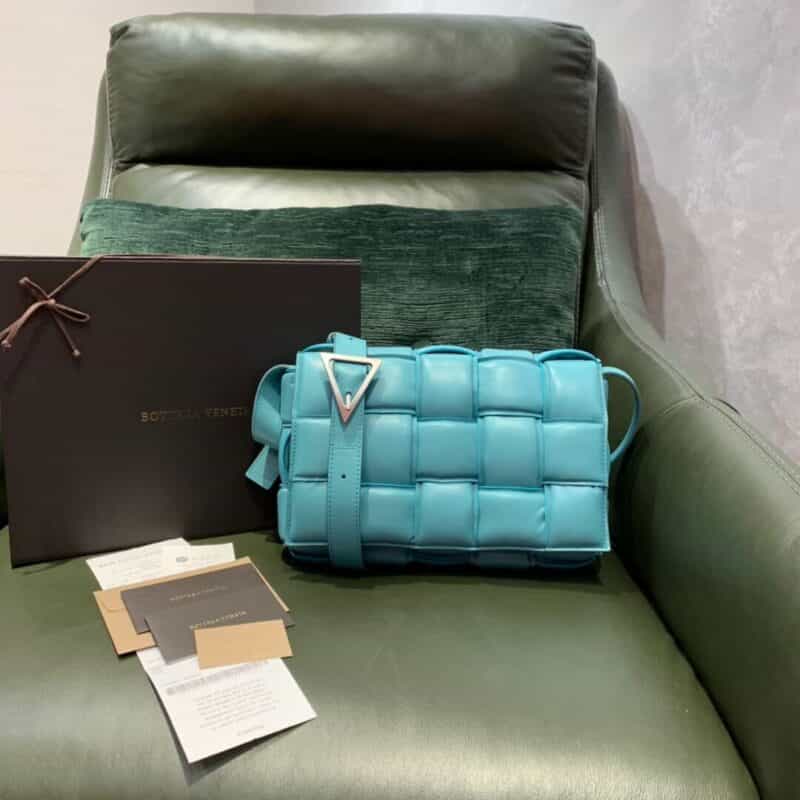Bottega Veneta葆蝶家 Padded Cassette Bag 591970油画蓝