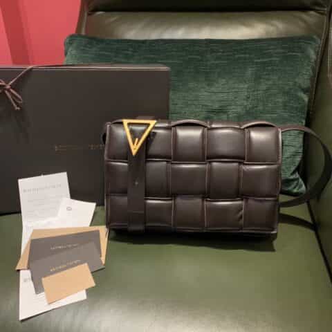 Bottega Veneta葆蝶家 Padded Cassette Bag 591970深巧克力