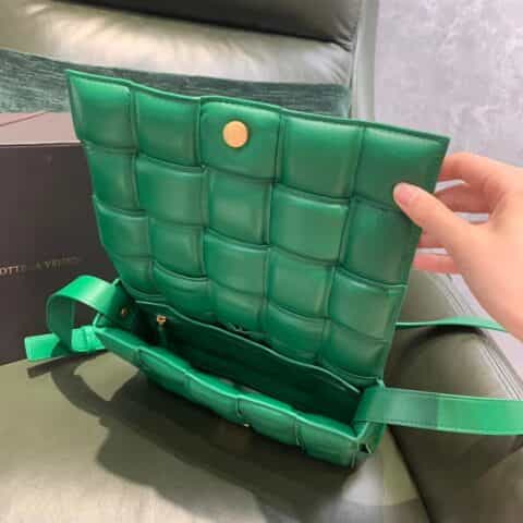 Bottega Veneta葆蝶家 Padded Cassette Bag 591970赛车绿