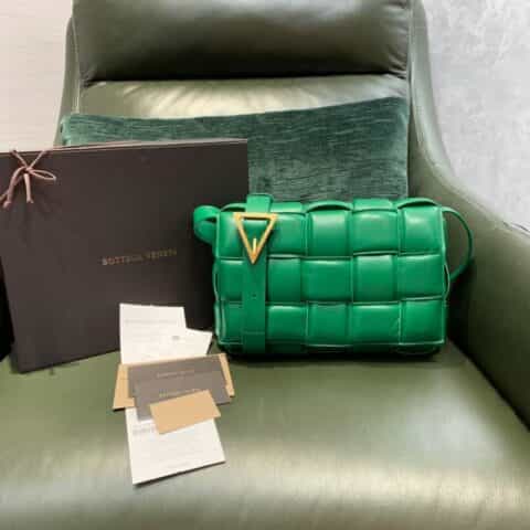 Bottega Veneta葆蝶家 Padded Cassette Bag 591970赛车绿
