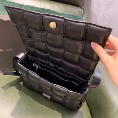 Bottega Veneta葆蝶家 Padded Cassette Bag 591970黑色羊皮银扣