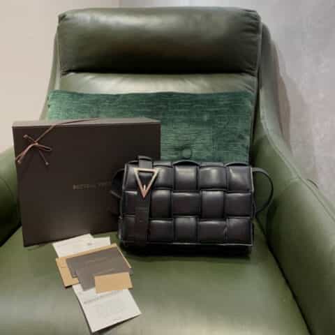 Bottega Veneta葆蝶家 Padded Cassette Bag 591970黑色羊皮银扣