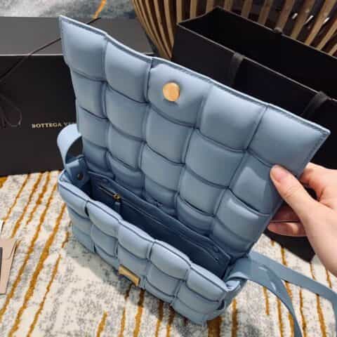 Bottega Veneta葆蝶家 Padded Cassette Bag 591970冰蓝色羊皮