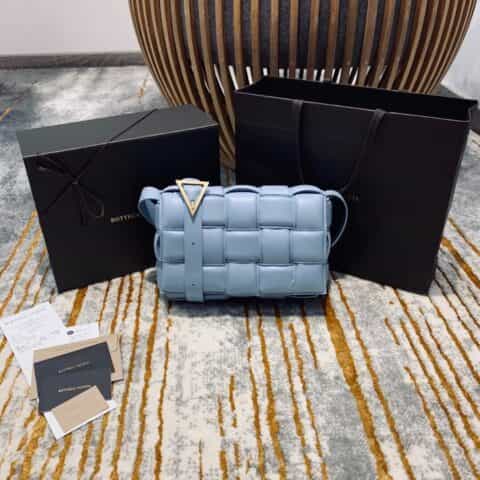 Bottega Veneta葆蝶家 Padded Cassette Bag 591970冰蓝色羊皮