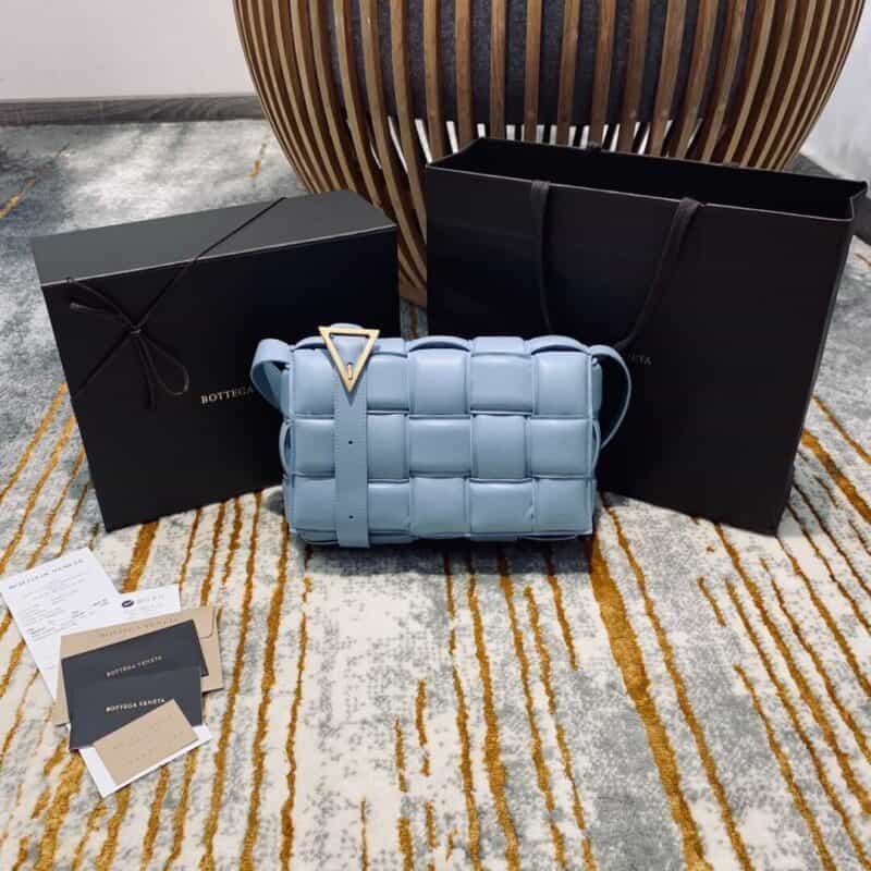 Bottega Veneta葆蝶家 Padded Cassette Bag 591970冰蓝色羊皮