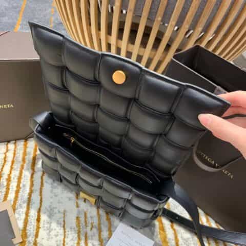 Bottega Veneta葆蝶家 Padded Cassette Bag 591970黑色金扣