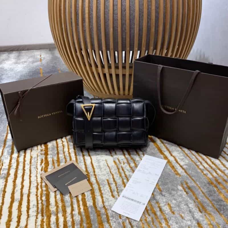 Bottega Veneta葆蝶家 Padded Cassette Bag 591970黑色金扣