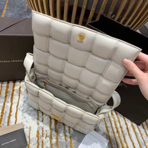 Bottega Veneta葆蝶家 Padded Cassette Bag 591970石膏白