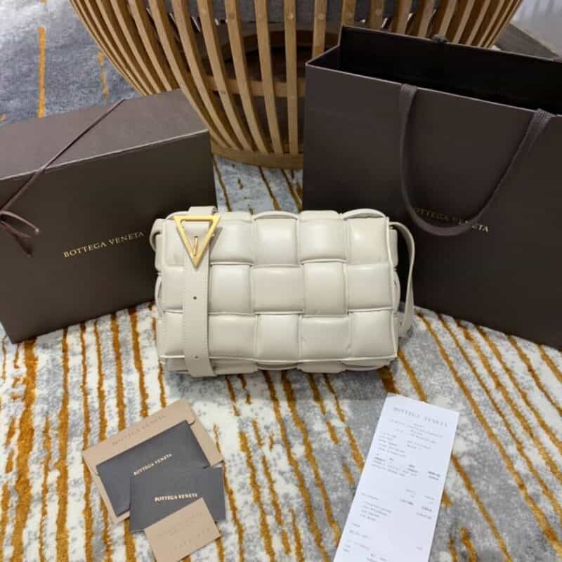 Bottega Veneta葆蝶家 Padded Cassette Bag 591970石膏白