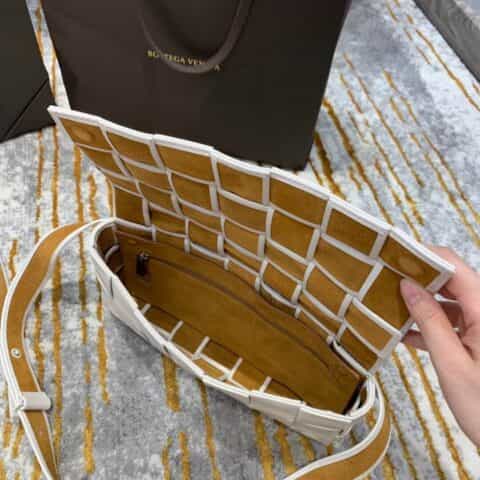 Bottega Veneta葆蝶家 Crossbody Bag 魔方编织包 620980白色