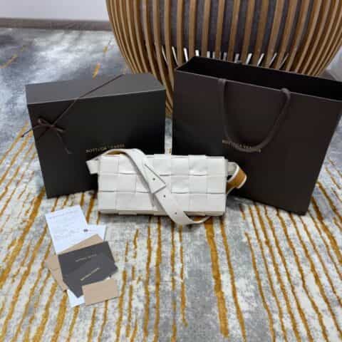 Bottega Veneta葆蝶家 Crossbody Bag 魔方编织包 620980白色
