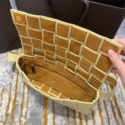Bottega Veneta葆蝶家 Crossbody Bag 魔方编织包 620980蛋黄