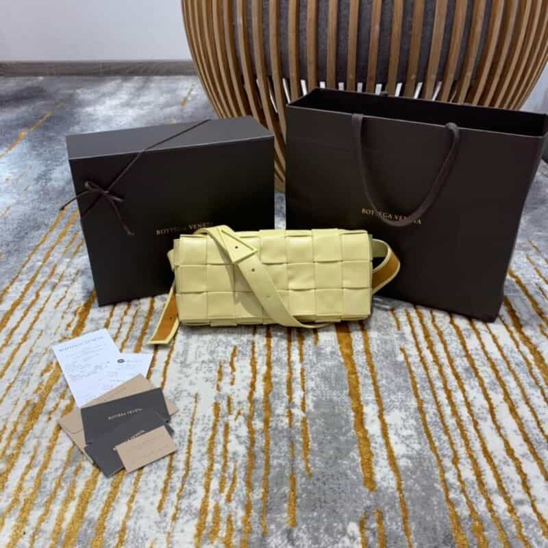 Bottega Veneta葆蝶家 Crossbody Bag 魔方编织包 620980蛋黄