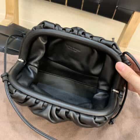 Bottega Veneta葆蝶家 The Mini Pouch 云朵包 585852黑色